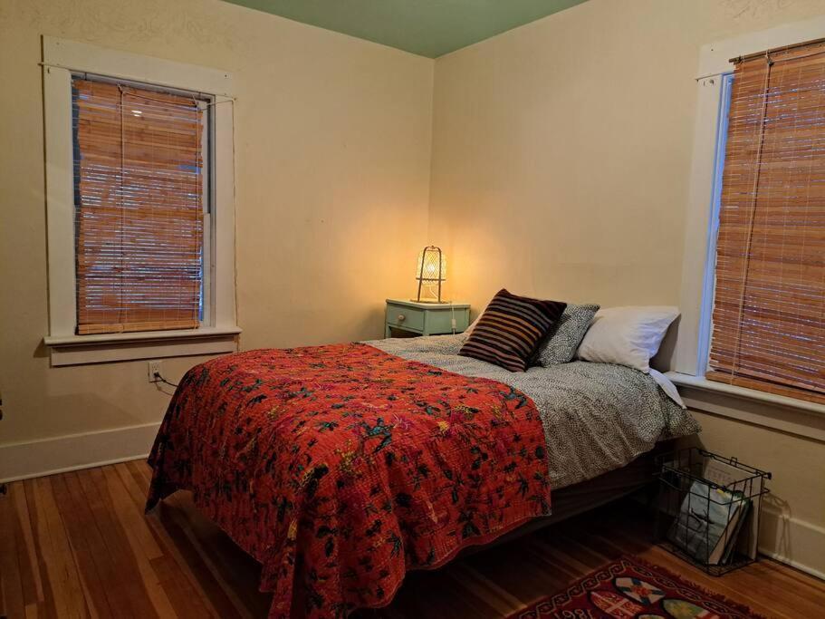 Blue Dog Accommodations Eastend Екстер'єр фото