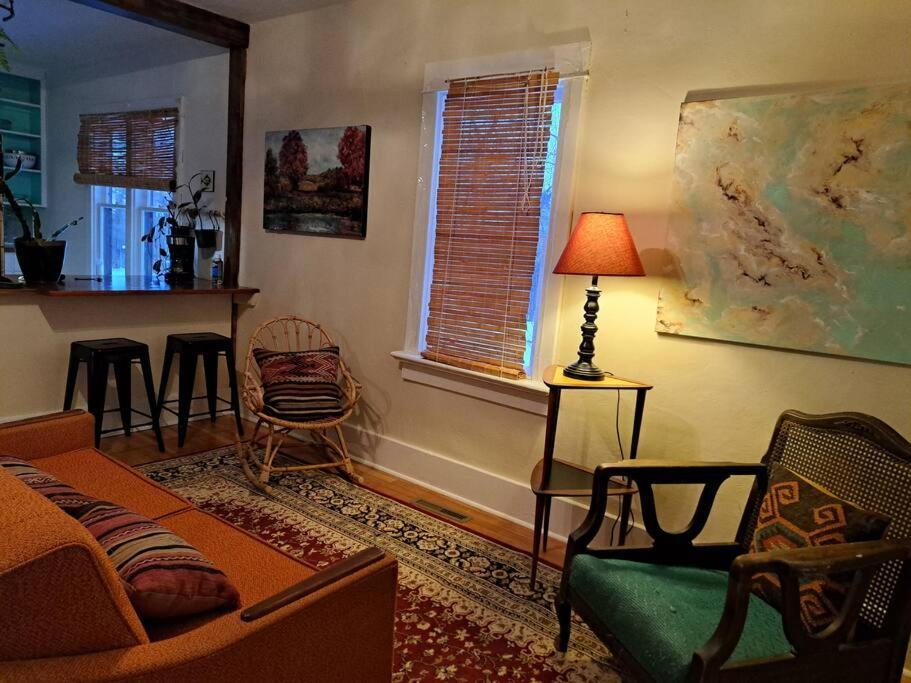 Blue Dog Accommodations Eastend Екстер'єр фото